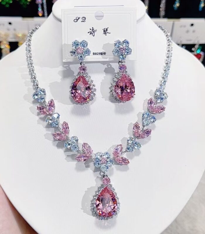 Eyo Elegance Necklace Set